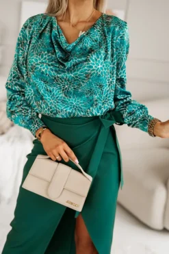 BLUZKA KOSZULOWA ALICE Z LEJĄCYM DEKOLTEM TYPU WODA ZIELONO-BEŻOWA W KWIATY