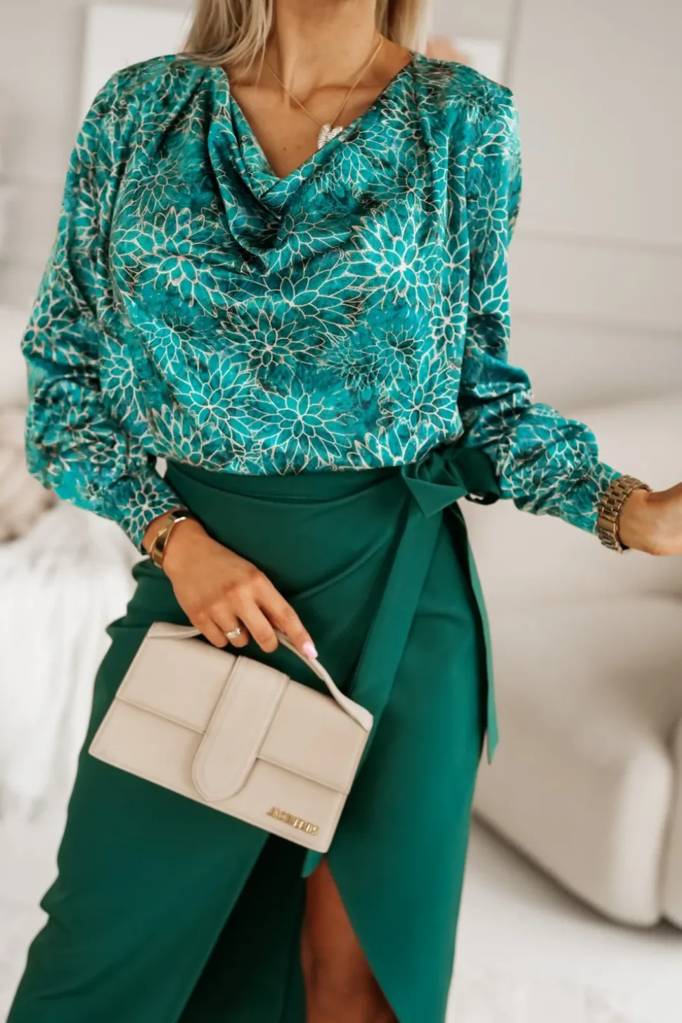 BLUZKA KOSZULOWA ALICE Z LEJĄCYM DEKOLTEM TYPU WODA ZIELONO-BEŻOWA W KWIATY