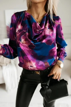 BLUZKA KOSZULOWA ALICE Z LEJĄCYM DEKOLTEM TYPU WODA GRANATOWO-JAGODOWA W KWIATY