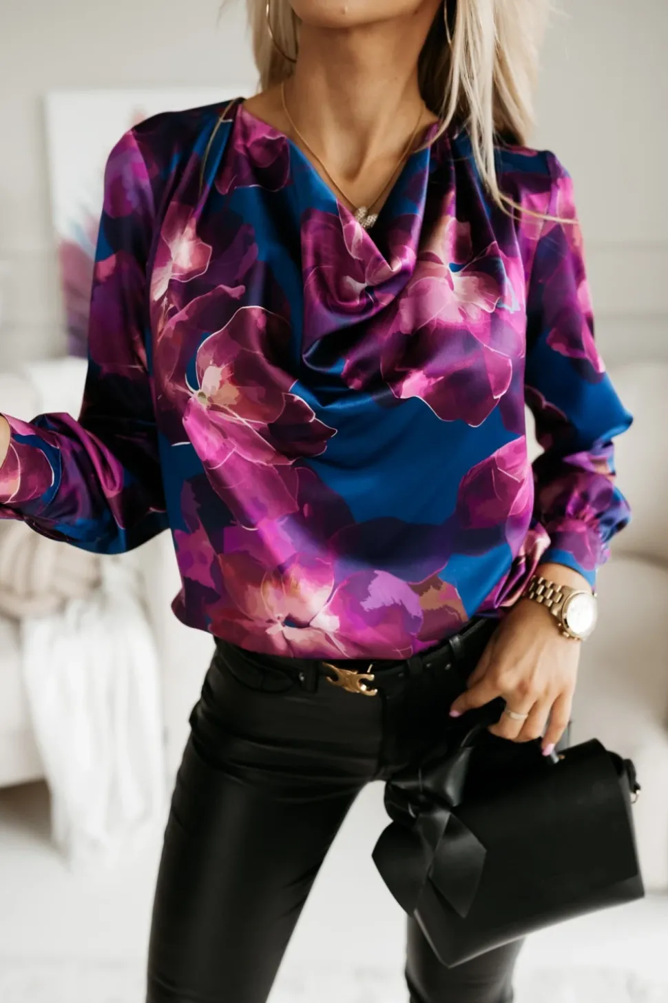 BLUZKA KOSZULOWA ALICE Z LEJĄCYM DEKOLTEM TYPU WODA GRANATOWO-JAGODOWA W KWIATY