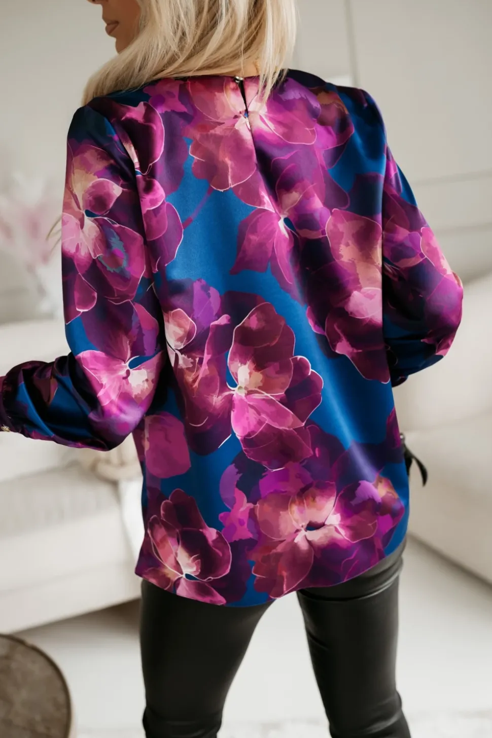 BLUZKA KOSZULOWA ALICE Z LEJĄCYM DEKOLTEM TYPU WODA GRANATOWO-JAGODOWA W KWIATY