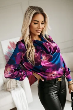 BLUZKA KOSZULOWA ALICE Z LEJĄCYM DEKOLTEM TYPU WODA GRANATOWO-JAGODOWA W KWIATY