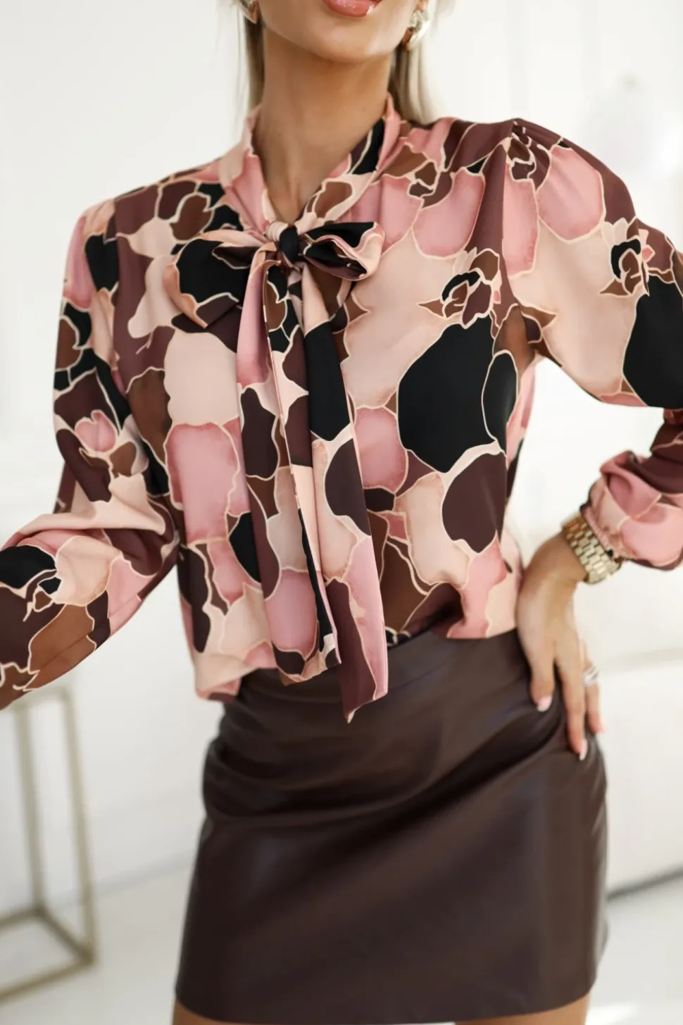 BLUZKA KOSZULOWA ANNA Z KRAWATKĄ BEŻOWO-RÓŻOWA