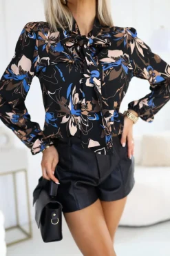 BLUZKA KOSZULOWA ANNA Z KRAWATKĄ NIEBIESKO-CZARNA W KWIATY