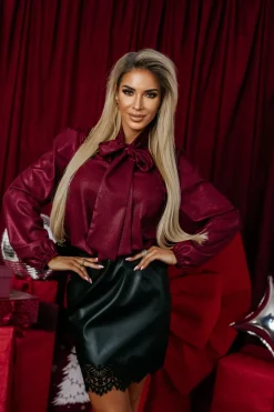 BLUZKA KOSZULOWA BROKATOWA ANNA Z KRAWATKĄ BURGUNDOWA