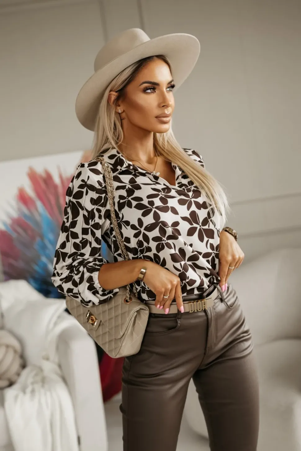 BLUZKA KOSZULOWA EDITH Z PLISOWANYMI RĘKAWAMI BEŻOWO-BRĄZOWA W KWIATY