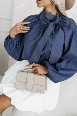 BLUZKA KOSZULOWA INEZ WIĄZANA PRZY SZYI W KOKARDĘ GRANATOWY JEANS