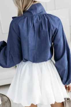 BLUZKA KOSZULOWA INEZ WIĄZANA PRZY SZYI W KOKARDĘ GRANATOWY JEANS