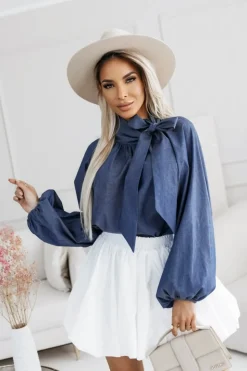 BLUZKA KOSZULOWA INEZ WIĄZANA PRZY SZYI W KOKARDĘ GRANATOWY JEANS