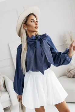 BLUZKA KOSZULOWA INEZ WIĄZANA PRZY SZYI W KOKARDĘ GRANATOWY JEANS