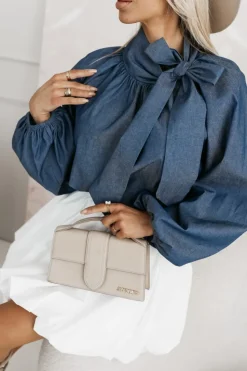 BLUZKA KOSZULOWA INEZ WIĄZANA PRZY SZYI W KOKARDĘ NIEBIESKI JEANS