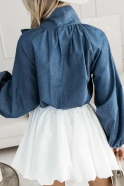 BLUZKA KOSZULOWA INEZ WIĄZANA PRZY SZYI W KOKARDĘ NIEBIESKI JEANS