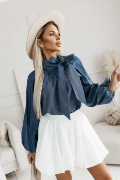 BLUZKA KOSZULOWA INEZ WIĄZANA PRZY SZYI W KOKARDĘ NIEBIESKI JEANS