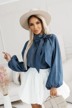 BLUZKA KOSZULOWA INEZ WIĄZANA PRZY SZYI W KOKARDĘ NIEBIESKI JEANS