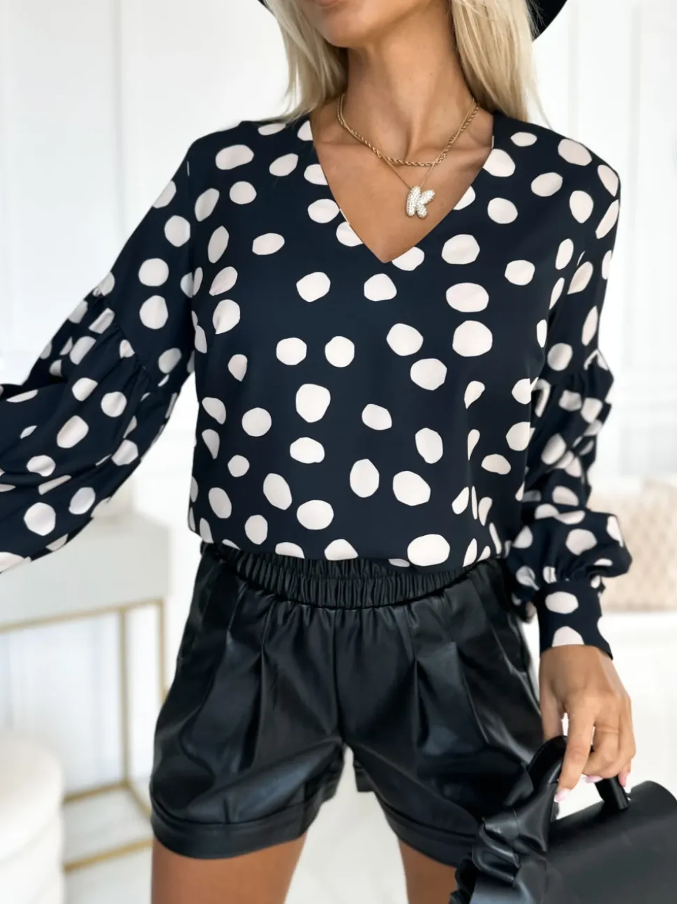 BLUZKA KOSZULOWA ISABEL Z SZEROKIMI RĘKAWAMI CZARNA W BEŻOWE GROCHY