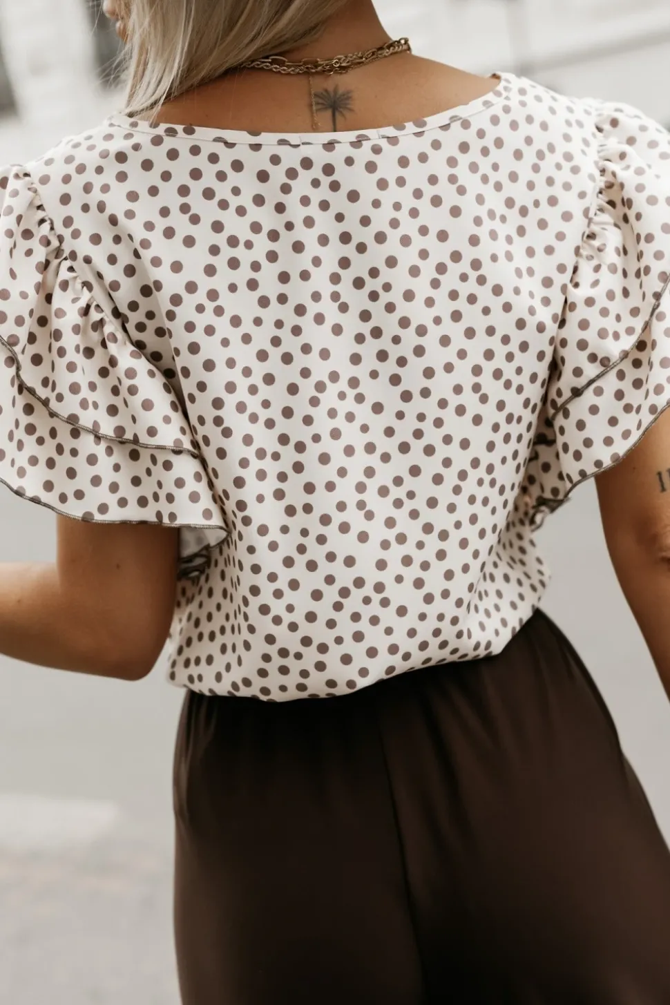 BLUZKA KOSZULOWA LAMBI Z MOTYLKOWYM RĘKAWEM W BRĄZOWE KROPKI BEŻOWA