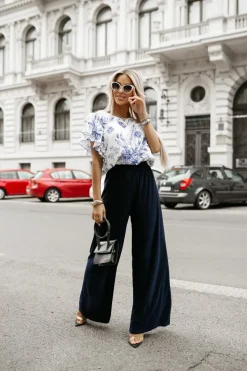 BLUZKA KOSZULOWA LAMBI Z MOTYLKOWYM RĘKAWEM BIAŁO-GRANATOWA W KWIATY