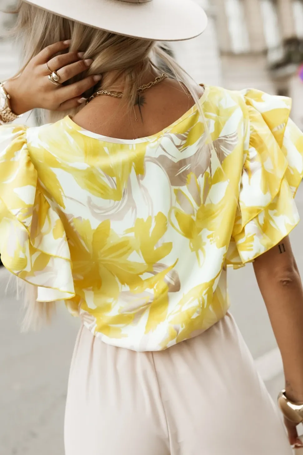 BLUZKA KOSZULOWA LAMBI Z MOTYLKOWYM RĘKAWEM ECRU-ŻÓŁTA W KWIATY
