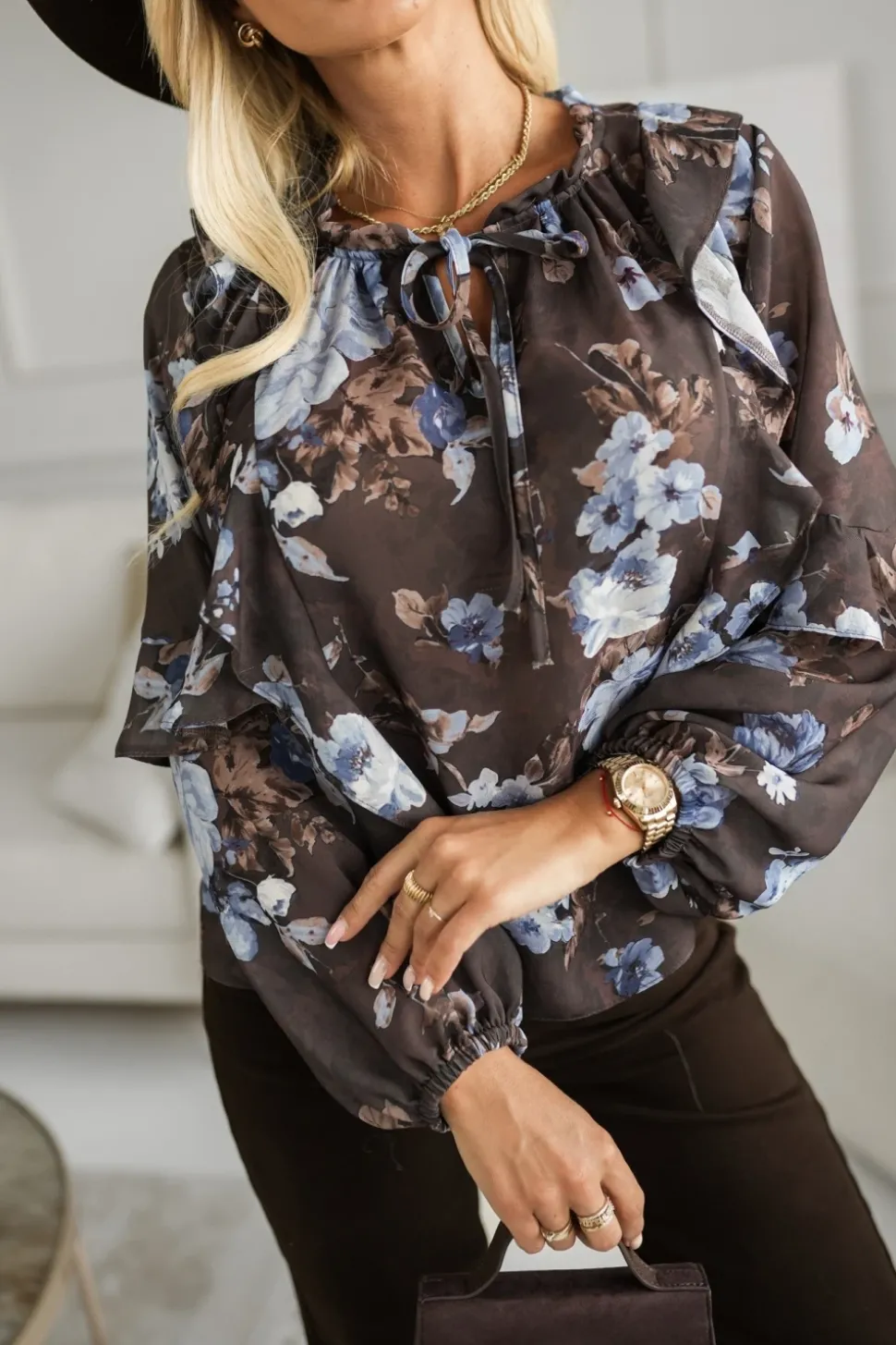 BLUZKA KOSZULOWA MANUELA Z SZYFONU W KWIATY BŁĘKITNO-CZEKOLADOWA