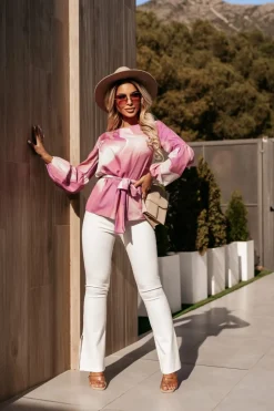 BLUZKA KOSZULOWA NINA Z OZDOBNYM PASKIEM RÓŻOWO-ŚMIETANKOWA