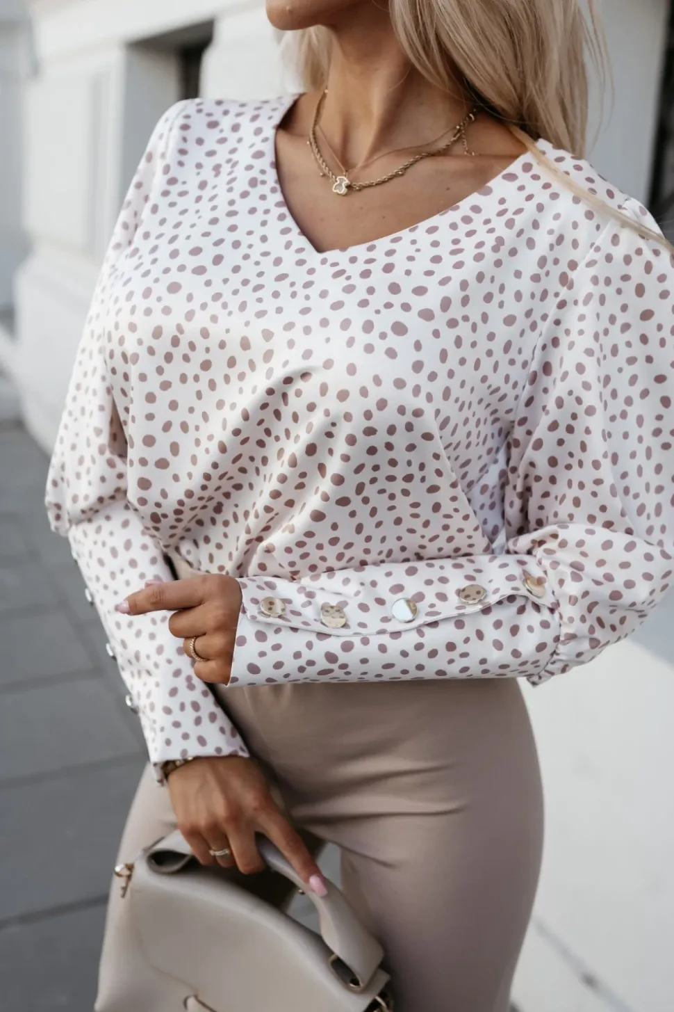BLUZKA KOSZULOWA RITZ Z ELEGANCKIMI MANKIETAMI BEŻOWA W KROPKI