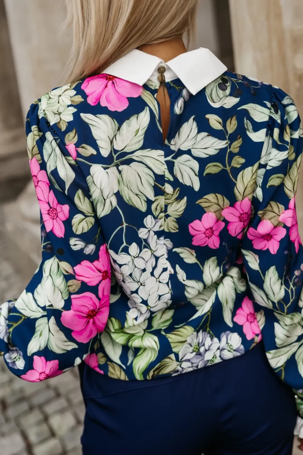 BLUZKA KOSZULOWA Z KOŁNIERZYKIEM I MANKIETAMI GRANATOWO-RÓŻOWA W KWIATY