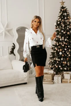 BLUZKA KOSZULOWA Z OZDOBNĄ FALBANKĄ BIAŁA W BURGUNDOWE SERCA