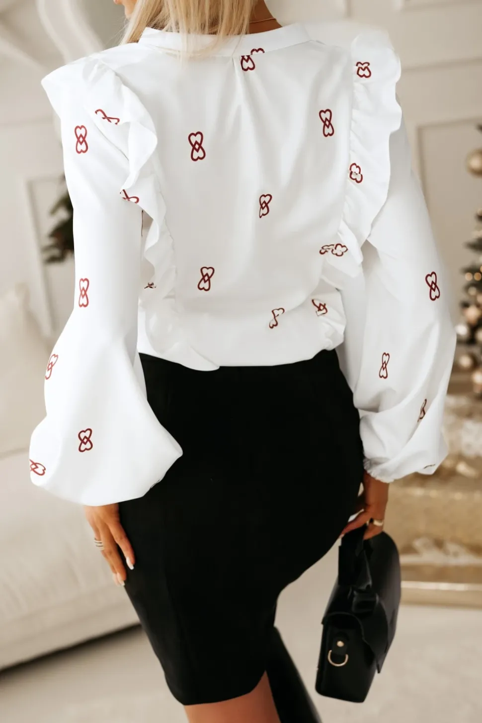 BLUZKA KOSZULOWA Z OZDOBNĄ FALBANKĄ BIAŁA W BURGUNDOWE SERCA