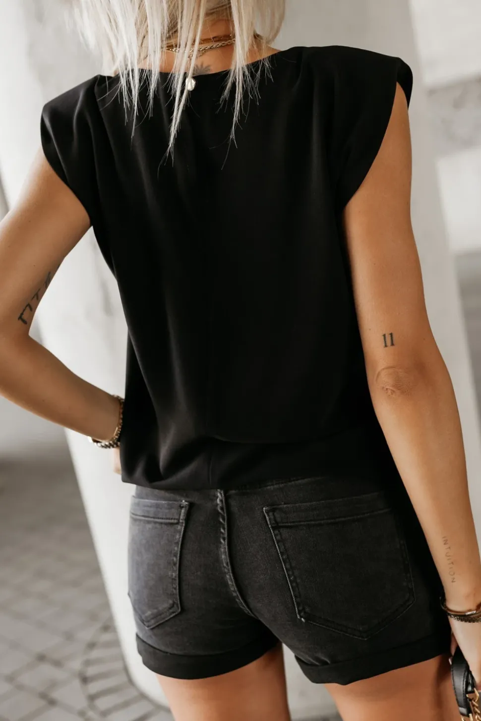 BLUZKA KOSZULOWA Z WISKOZY ELEGANCKA Z PODUSZKAMI NA RAMIONACH CZARNA