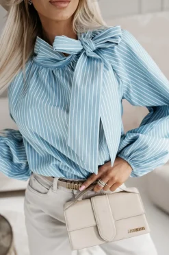 BLUZKA KOSZULOWA Z WIĄZANĄ KOKARDĄ W PASKI BŁĘKITNO-BIAŁE