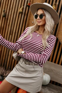 BLUZKA LONGSLEEVE Z WYCIĘCIEM NA PLECACH W PASKI BORDOWO-BEŻOWE