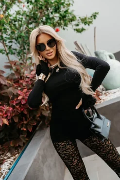 BLUZKA MILADY Z EFEKTOWNYMI RÓŻAMI NA RĘKAWACH CZARNA