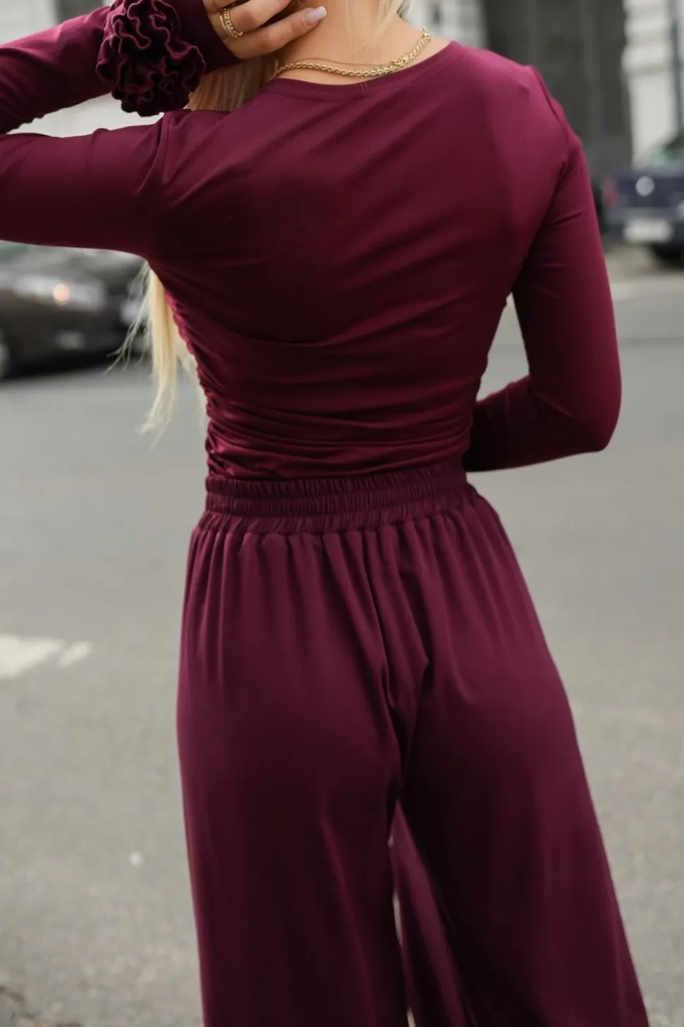 BLUZKA MILADY Z EFEKTOWNYMI RÓŻAMI NA RĘKAWACH BURGUNDOWA