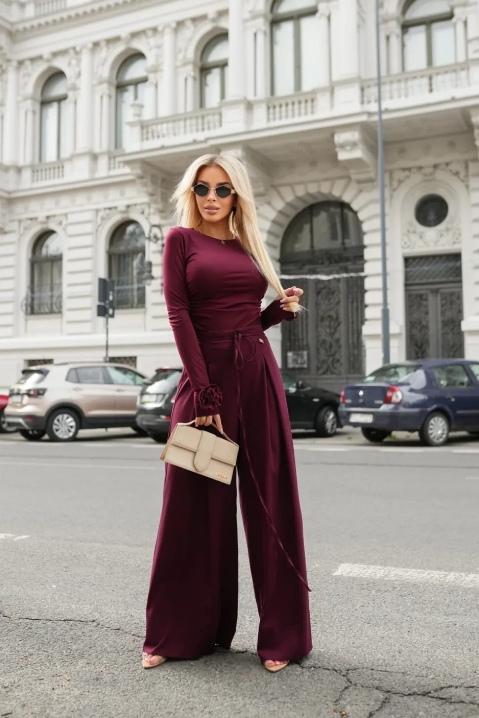 BLUZKA MILADY Z EFEKTOWNYMI RÓŻAMI NA RĘKAWACH BURGUNDOWA