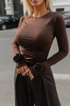 BLUZKA MILADY Z EFEKTOWNYMI RÓŻAMI NA RĘKAWACH CZEKOLADOWA