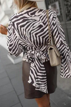 BLUZKA OHIO Z WISKOZY Z KOPERTOWYM DEKOLTEM BEŻOWO-BRĄZOWA