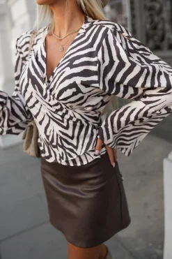 BLUZKA OHIO Z WISKOZY Z KOPERTOWYM DEKOLTEM BEŻOWO-BRĄZOWA