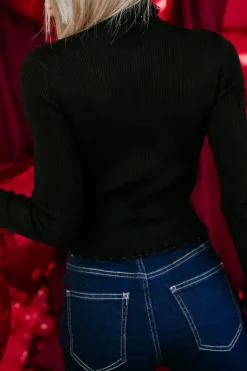 BLUZKA RENI Z PRĄŻKOWANEGO MATERIAŁU WYKOŃCZONA KORONKĄ CZARNA