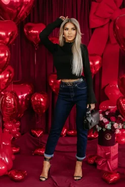 BLUZKA RENI Z PRĄŻKOWANEGO MATERIAŁU WYKOŃCZONA KORONKĄ CZARNA