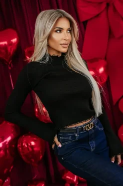 BLUZKA RENI Z PRĄŻKOWANEGO MATERIAŁU WYKOŃCZONA KORONKĄ CZARNA