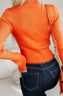 BLUZKA RENI Z PRĄŻKOWANEGO MATERIAŁU WYKOŃCZONA KORONKĄ POMARAŃCZOWA