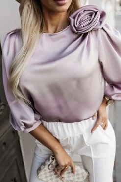 BLUZKA SATYNOWA VICTORIA Z OZDOBNĄ RÓŻĄ BRUDNY RÓŻ
