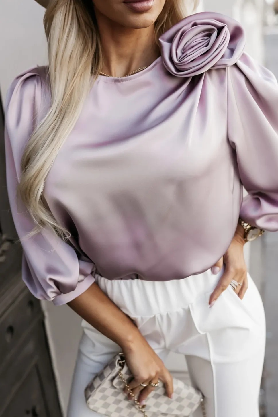 BLUZKA SATYNOWA VICTORIA Z OZDOBNĄ RÓŻĄ BRUDNY RÓŻ