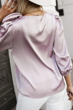 BLUZKA SATYNOWA VICTORIA Z OZDOBNĄ RÓŻĄ BRUDNY RÓŻ