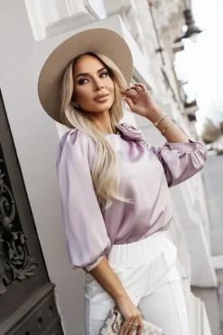 BLUZKA SATYNOWA VICTORIA Z OZDOBNĄ RÓŻĄ BRUDNY RÓŻ