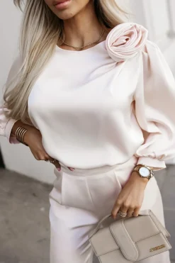 BLUZKA SATYNOWA VICTORIA Z OZDOBNĄ RÓŻĄ BEŻOWA