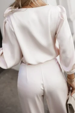 BLUZKA SATYNOWA VICTORIA Z OZDOBNĄ RÓŻĄ BEŻOWA