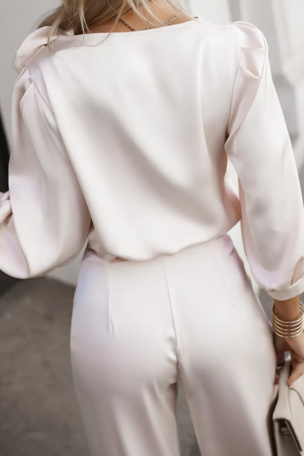 BLUZKA SATYNOWA VICTORIA Z OZDOBNĄ RÓŻĄ BEŻOWA