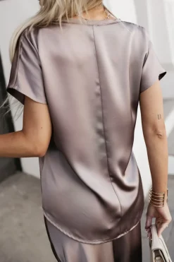 BLUZKA SATYNOWA Z DEKOLTEM W SEREK BRĄZOWA