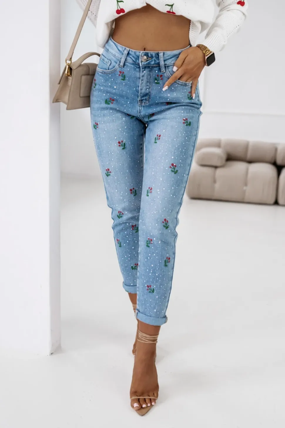 SPODNIE JEANSOWE TYPU BOYFRIEND Z HAFTOWANYMI KWIATAMI I CYRKONIAMI NIEBIESKI JEANS